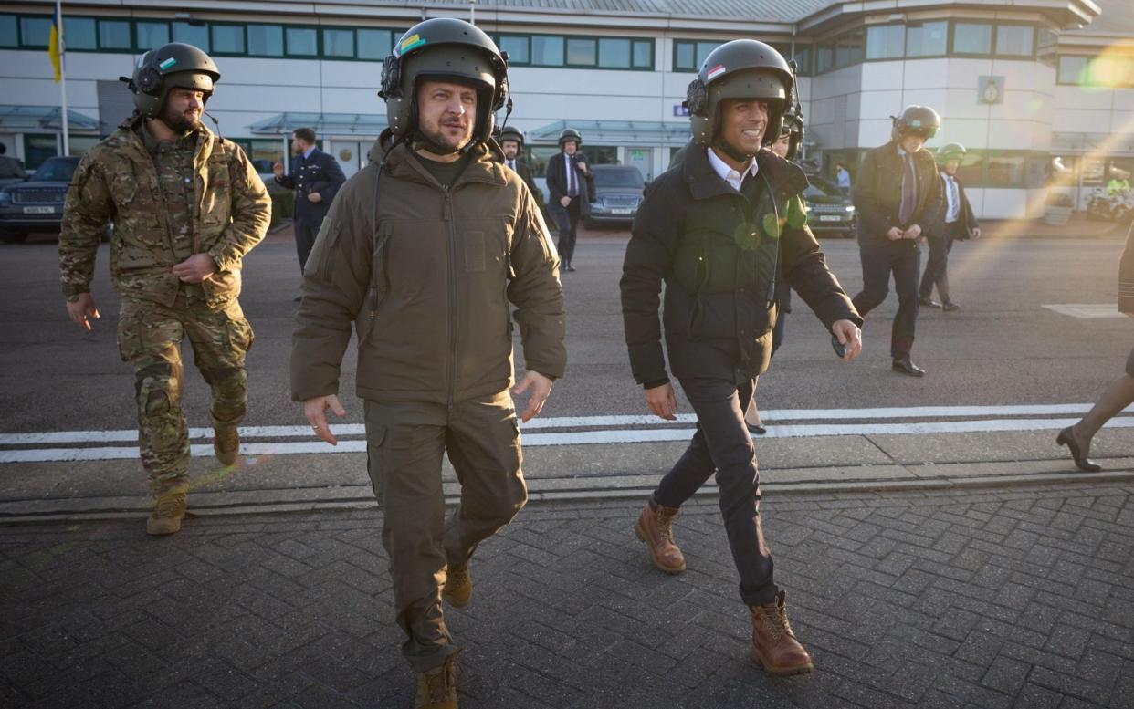 Volodymyr Zelensky and Rishi Sunak travel by military helicopter to Lulworth Camp in Dorset - The Office of the President of Ukraine