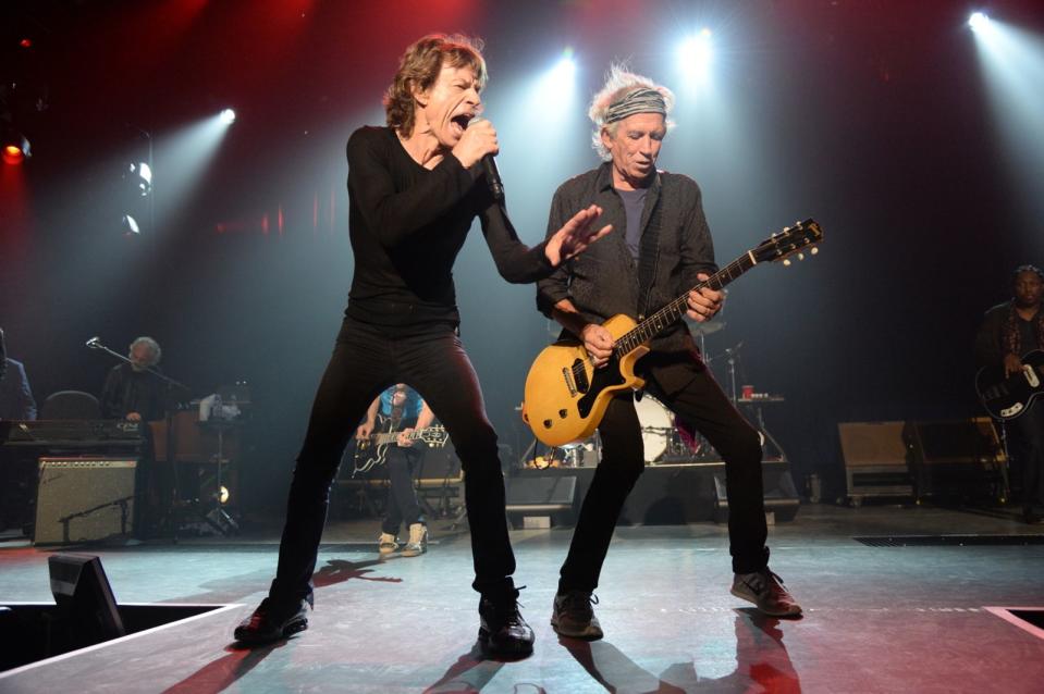 Mick Jagger (links mit Keith Richards) hält sich unter anderem durch Kickboxen fit.  (Bild: Universal/Kevin Mazur)