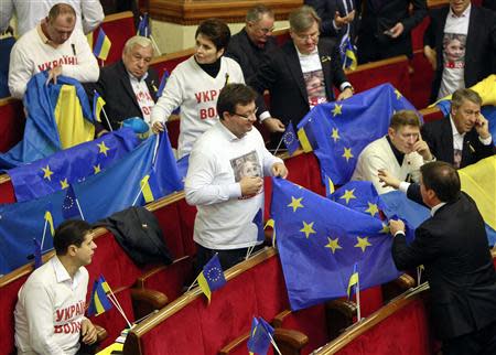 Opposition deputies hold the European Union and Ukrainian flags during a session of parliament in Kiev November 22, 2013. REUTERS/Gleb Garanich