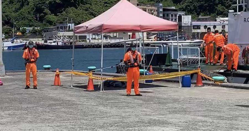 今日上午10時許，有民眾在基隆嶼岸礁處發現1具男性浮屍，疑似就是日前在瑞芳落海失蹤的釣客。（圖／翻攝畫面）