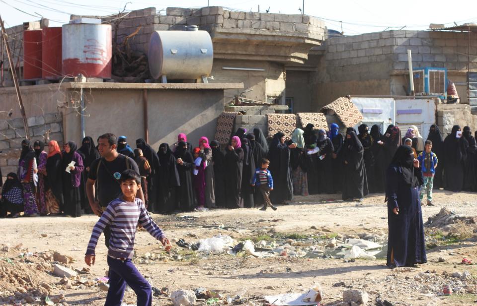 Women lined up waiting to get aid from Iraqi interiror ministry. (Ash Gallagher for Yahoo News)