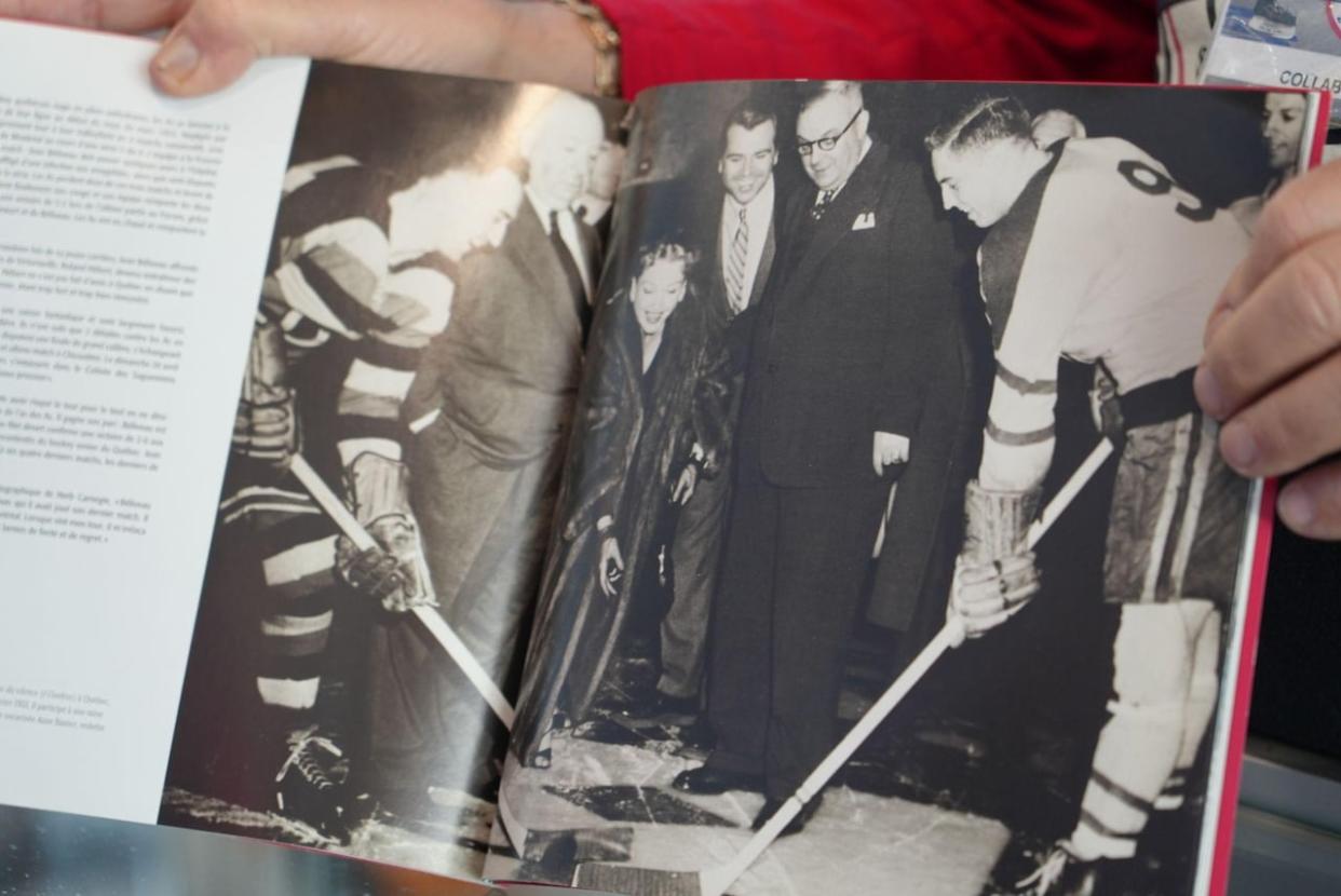 A copy of the photo that was stolen is found in a book about the history of the Quebec peewee tournament.  (Bruno Giguere/Radio Canada - image credit)