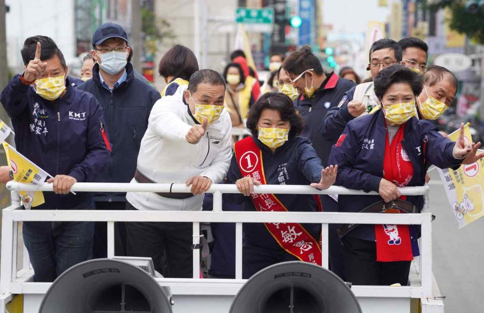 國民黨新北市長侯友宜陪同黃敏惠車掃。   圖：黃敏惠競選總部/提供