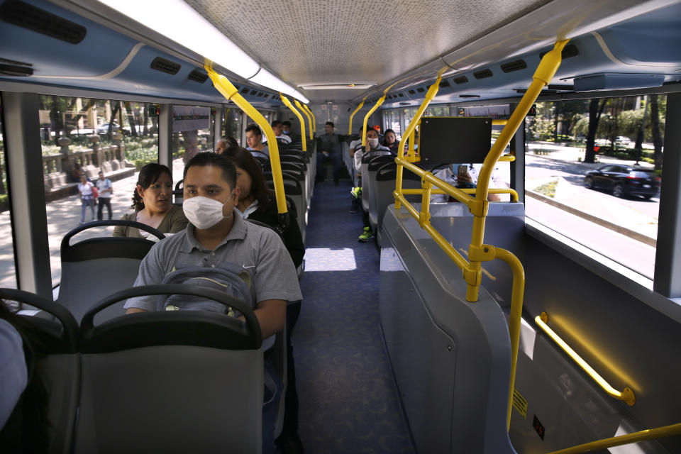 Un pasajero del autobús usa una máscara protectora como precaución contra la propagación del nuevo coronavirus en la Ciudad de México, el lunes 27 de abril de 2020. (AP foto/Marco Ugarte)