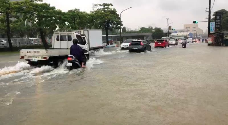 ▲受到西南氣流影響，中南部地區深夜遭大雨狂炸，不少地區都傳出淹水災情。（示意圖／民眾提供）