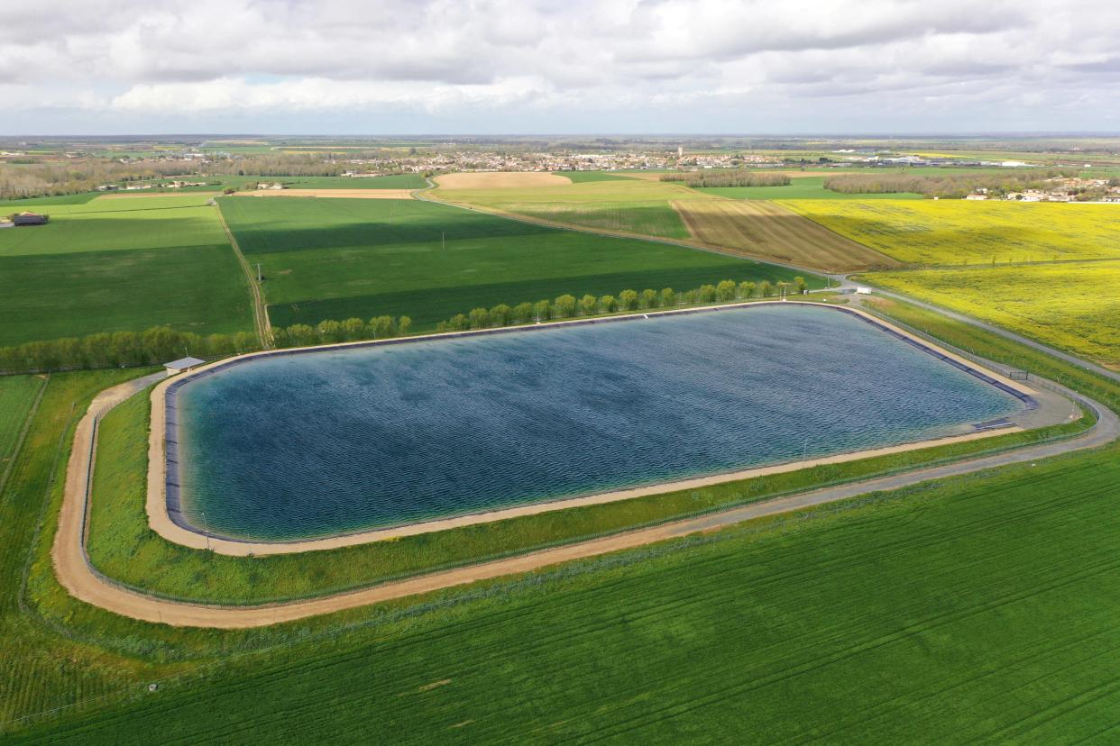 Méga-bassines : le gouvernement mise à fond sur les réserves d’eau, en pleine crise du monde agricole (Photo d’ne réserve d’eau à Mauzé-sur-le-Mignon, le 12 avril 2023 dans les Deux-Sèvres)