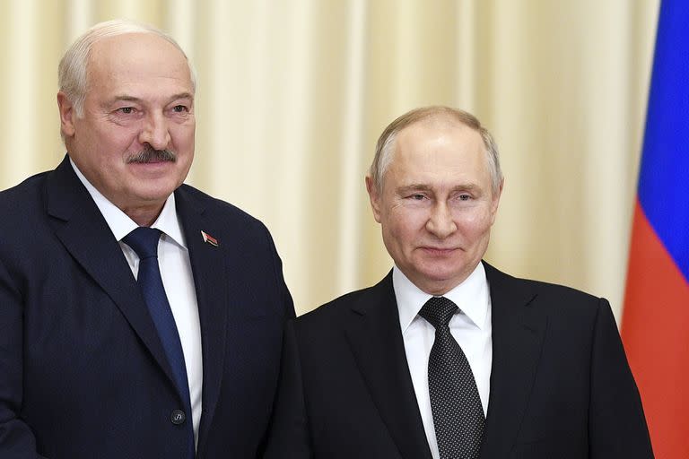 El presidente ruso, Vladimir Putin, y el bielorruso, Alexander Lukashenko, posan para la foto antes de sus conversaciones en la residencia estatal de  Novo-Ogaryovo en las afueras de Moscú, 17 de febrero de 2023. (Vladimir Astapkovich, Sputnik, Kremlin Pool Photo via AP, File)