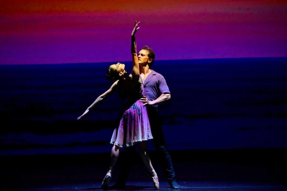 Meisy Laffitte y Maikel Hernández bailando “Ante El Escorial”, una de las composiciones utilizadas en “Lecuona”, coreografia de Yanis Pikieris.