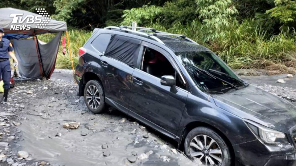 盧家的黑色休旅車被大水沖走後深陷土石中，救難人員耗費許多時間才將車子拖出來。（圖／TVBS資料畫面）