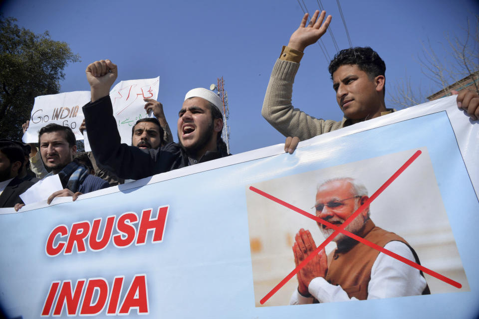 Unos manifestantes de Pakistán muestran una pancarta en la que aparece el primer ministro de la India, Narendra Modi, en Peshawar, Pakistán, el miércoles 27 de febrero de 2019. (AP Foto/Muhammad Sajjad)