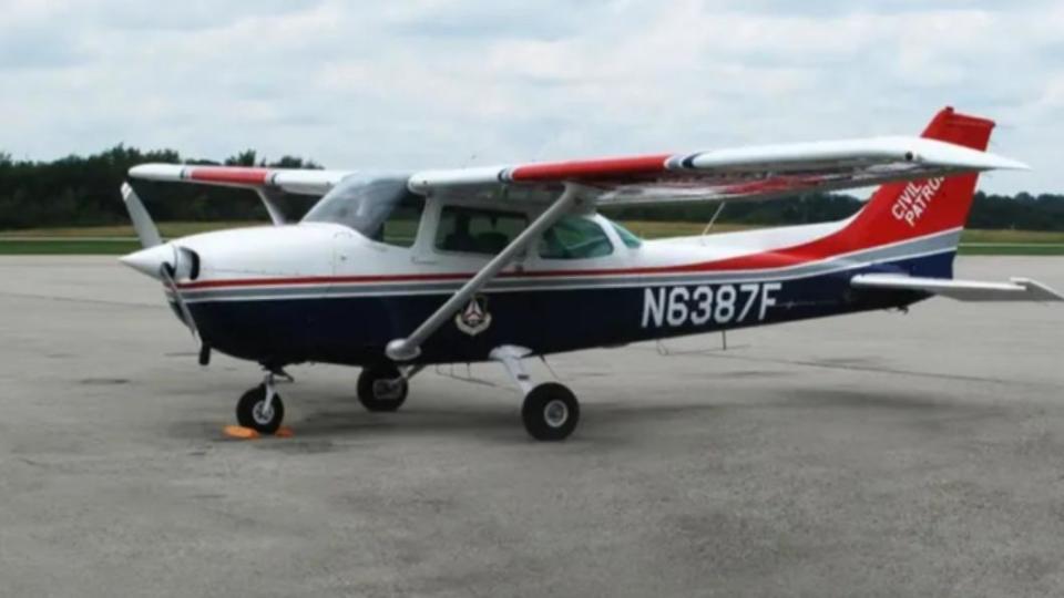 米蒂奇駕駛塞斯納172型天鷹（Cessna 172 Skyhawk）小飛機，花4小時32分鐘描繪出一顆耶誕樹。（圖／翻攝自《福斯新聞》）