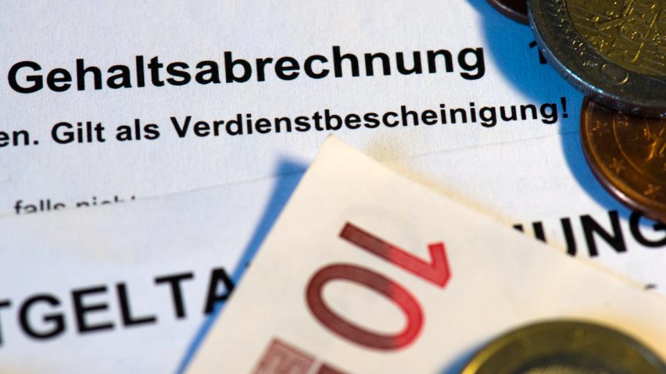 In den unteren Lohngruppen für ungelernte Arbeitnehmer gingen die bezahlten Arbeitsstunden überdurchschnittlich um 9,8 Prozent zurück.