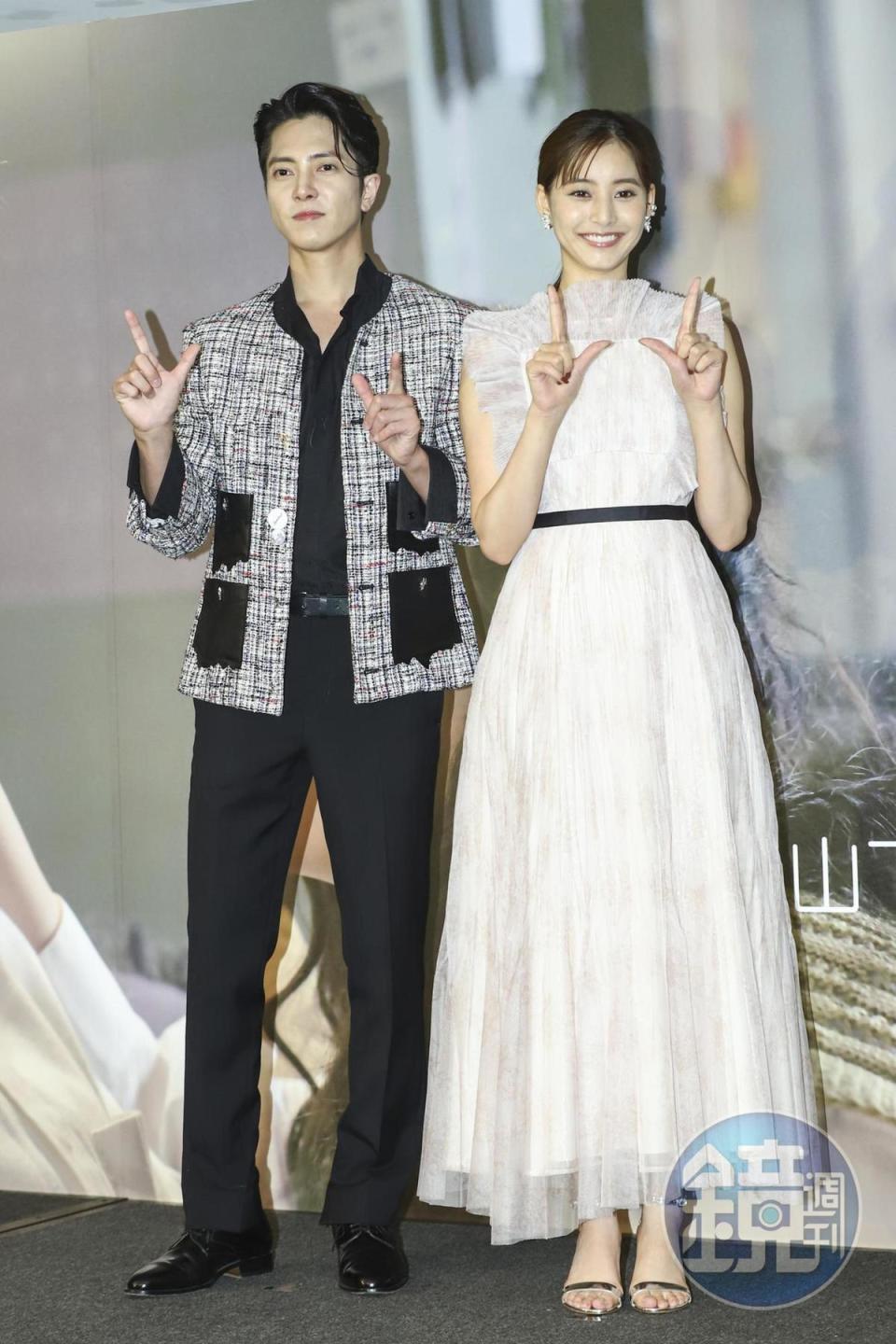山下智久（左）與新木優子（右）比出7手勢，預告電影7月7日在台上映。