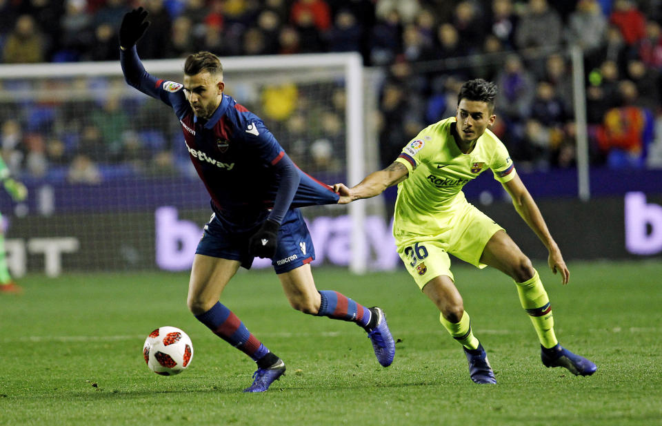 El jugador del Levante Borja Mayoral (izquierda) disputa un balón con Chumi del Barcelona durante el partido de ida por los octavos de final de la Copa del Rey en Valencia, Españo, el jueves 10 de enero de 2019. (AP Foto/Alberto Saiz)