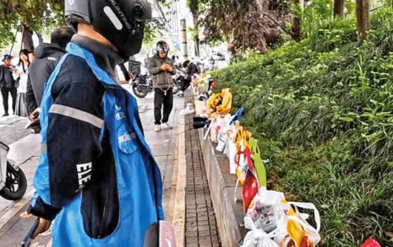 ▲長江大橋上擺滿了祭奠胖貓的食物、花束，親姊「可可睡不著」也呼籲網友不要再送東西到現場。（圖／取自微博）