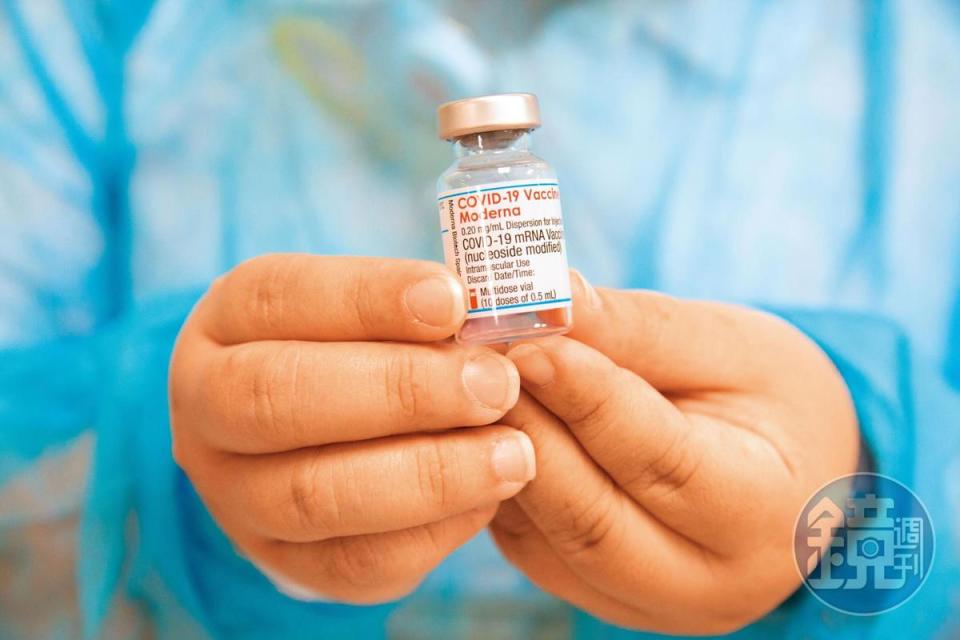台灣施打疫苗人口中有6成都打AZ，台大、長庚團隊正進行AZ混打莫德納（圖）、高端試驗，作為二劑混打政策的依據。