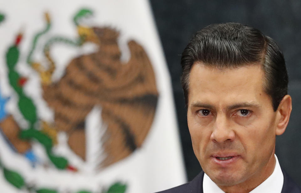 En esta fotografía de archivo, el presidente de México, Enrique Peña Nieto, habla durante una declaración conjunta con el candidato republicano a la presidencia, Donald Trump, en la Ciudad de México, el miércoles 31 de agosto de 2016. La Procuraduría General de la República de México dijo el martes 2 de agosto de 2022 que ha abierto varias líneas de investigación contra el expresidente Peña Nieto, varias semanas después de que la agencia contra el lavado de dinero del país acusara al exlíder de manejar millones de dólares en fondos supuestamente ilegales. (AP Foto/Darío López-Mills, Archivo)