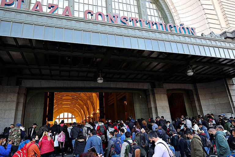 Caos y cierre de la estación Constitución por un piquete de trabajadores en las vías