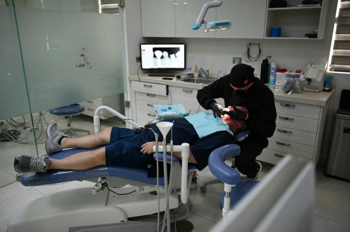 Estadounidenses buscan odontología barata en la ‘Ciudad Molar’ de México