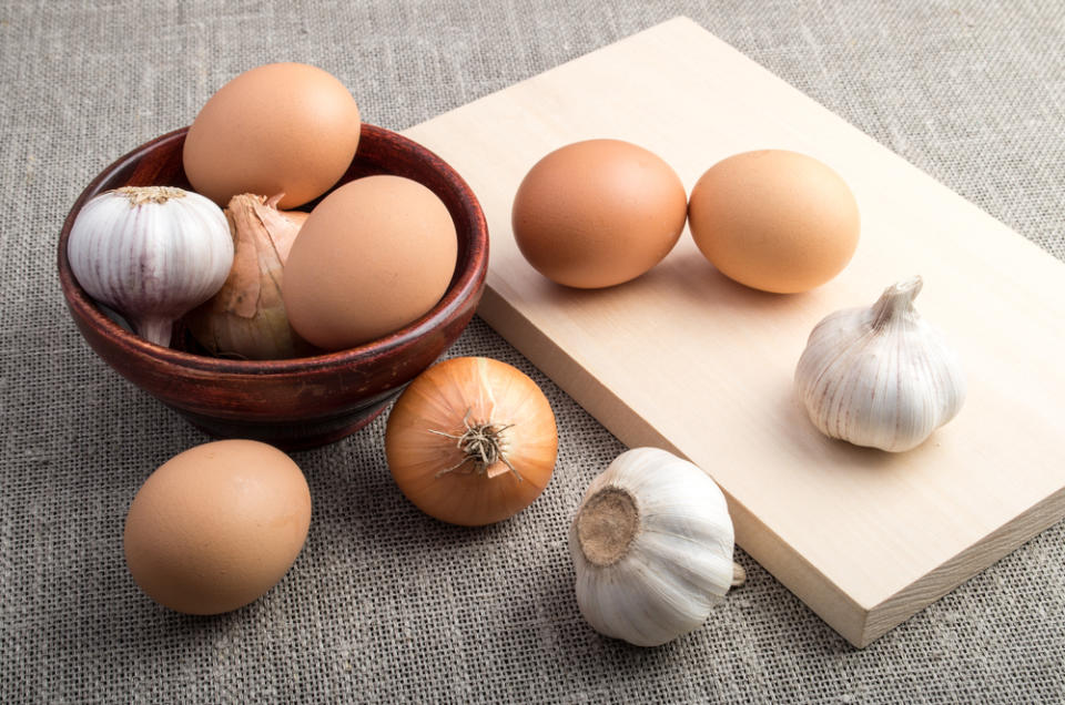 雞蛋、堅果、洋蔥和蒜頭都是含有豐富硫質的食物