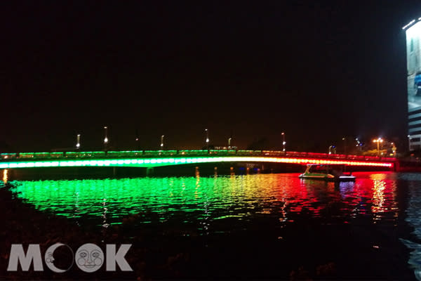 創意燈會點綴愛河畔，高雄橋展現夜間新風光。（圖片提供／高雄市觀光局）