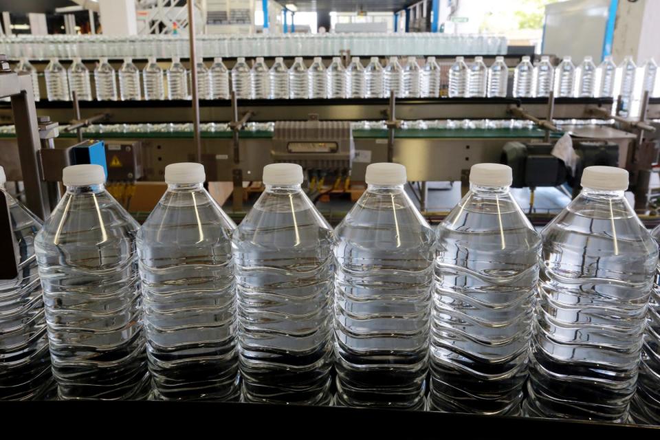 <span>Des bouteilles d'eau minérale de la source "Les Abatilles", prise à Arcachon en août 2015</span><div><span>NICOLAS TUCAT</span><span>AFP</span></div>
