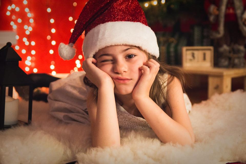 <a href="https://www.shutterstock.com/es/image-photo/portrait-cute-little-girl-christmas-decoration-1216519123" rel="nofollow noopener" target="_blank" data-ylk="slk:Shutterstock / JelenaBekvalac;elm:context_link;itc:0;sec:content-canvas" class="link ">Shutterstock / JelenaBekvalac</a>