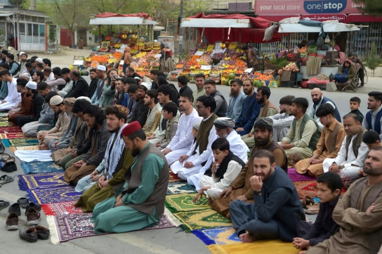 Des fidèles musulmans se préparent à prier pour l'Aïd al-Fitr, marquant la fin du mois du ramadan, le 10 avril 2024 à Kaboul (Ahmad SAHEL ARMAN)