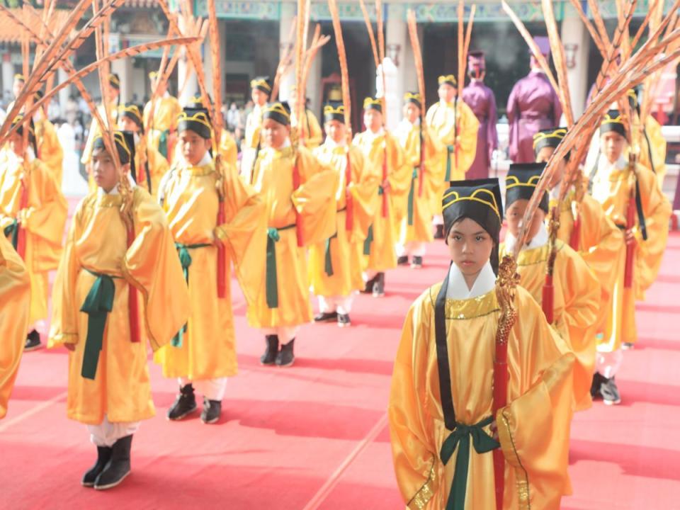 中市府舉辦祭孔大典，力行國小首度開放32名五年級女學生擔任佾生，提升佾舞的多元性與平等性，彰顯孔子「有教無類」及「中庸之道」思維。（圖：中市府提供）