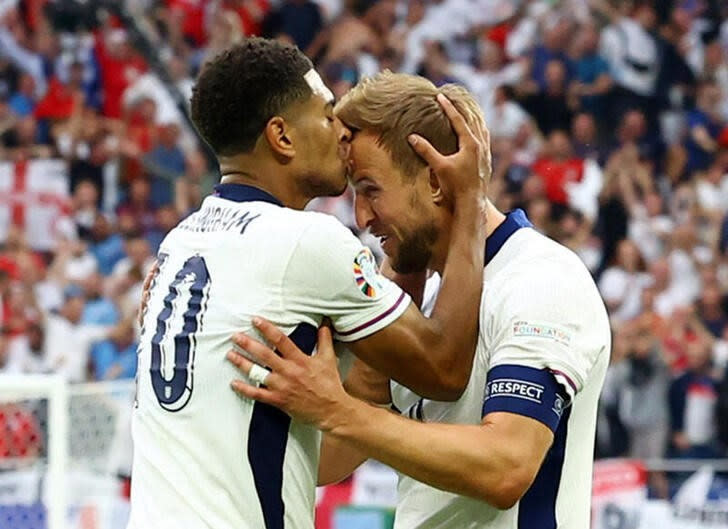 Jude Bellingham celebra junto a Harry Kane tras marcar un gol en el partido entre Inglaterra y Eslovaquia por los octavos de final de la Euro 2024 de fútbol, en el Arena AufSchalke, Gelsenkirchen, Alemania