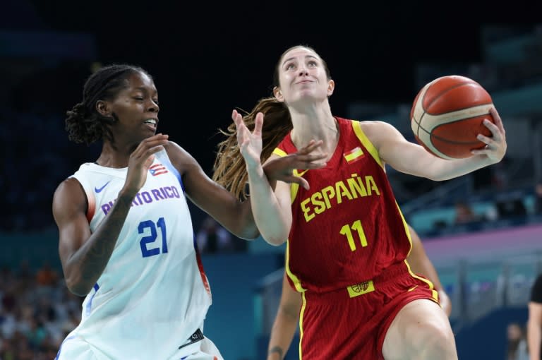 La jugadora de la selección española de básquet Leonor Rodríguez entra a canasta ante Puerto Rico, este miércoles 31 de julio en Lille en el torneo olímpico (Thomas COEX)