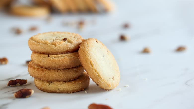 close up of pecan sandies