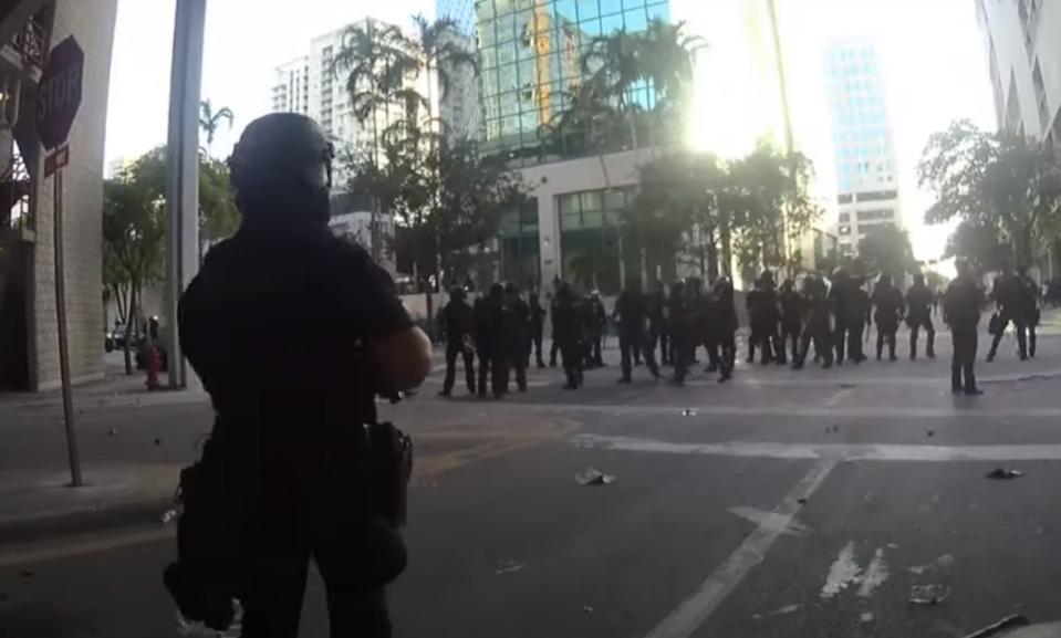 Policías de Fort Lauderdale reaccionan a una manifestación contra el racismo y la brutalidad policiaca el pasado 31 de mayo. (YouTube/FLPDPIO)