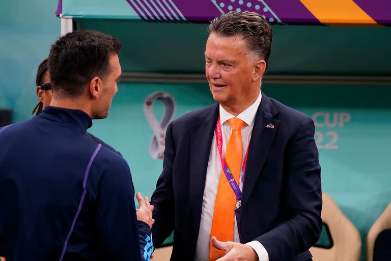 El saludo de Lionel Scaloni y Louis van Gaal antes del triunfo de la Argentina ante Países Bajos por los 4tos de final de la Copa del Mundo Qatar 2022 