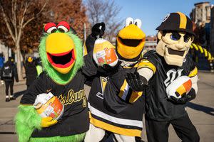 Pirates, Steelers, and Penguins to Partner with Giant Eagle and Greater  Pittsburgh Community Foodbank to Distribute Thanksgiving Meals to Area  Families