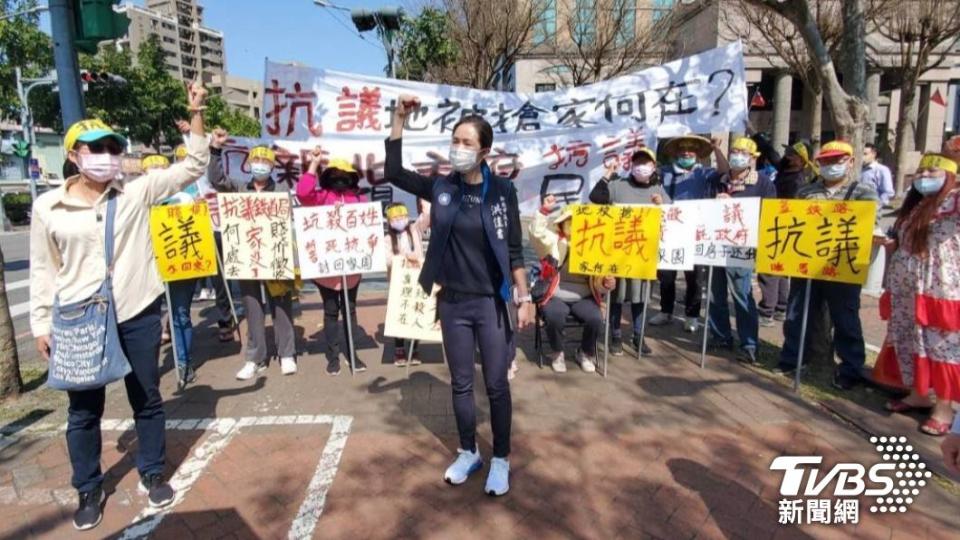 鶯歌鳳鳴地區鐵路地下化，居民認為土地徵收補償不合理，街頭抗議。 圖/TVBS