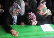 <p>Familienangehörige trauern an einem Sarg eines Brandopfers im türkischen Adana. Ein Feuer in einem Studentinnenwohnheim forderte mehrere Tote und Verletzte. (Bild: AP Photo) </p>