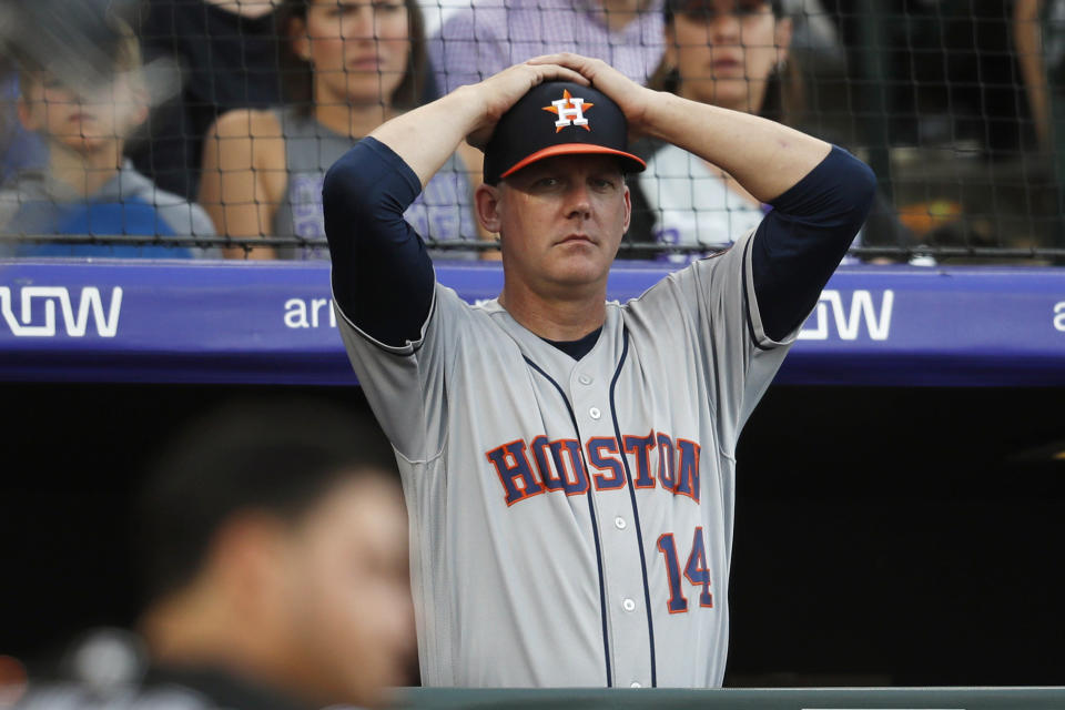 ARCHIVO - En esta foto del 2 de julio del 2019, el piloto d elos Astrps de Houston AJ Hinch reacciona durante un partido de las Grandes Ligas contra los Rockies de Colorado en Denver. (AP Foto/David Zalubowski)