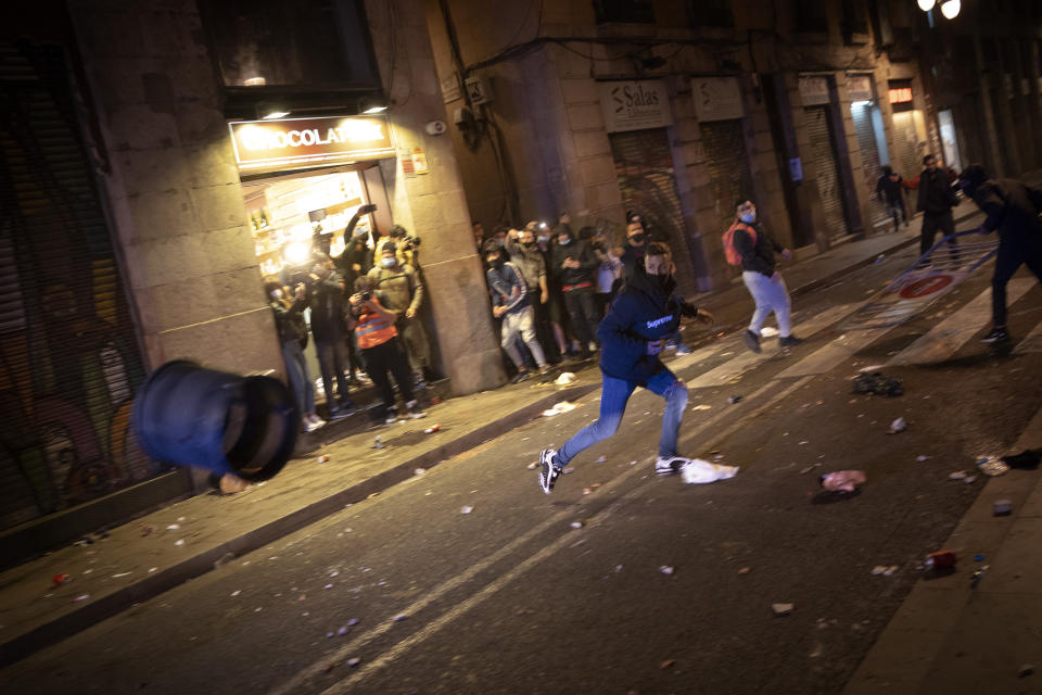 Le immagini della seconda notte di manifestazioni contro le restrizioni anti-Covid a Barcellona, sabato 31 ottobre. Una ventina di persone è risultata ferita, e altrettante sono state arrestate. (AP Photo/Emilio Morenatti)