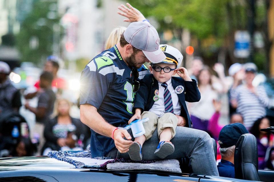 <p>Anna Farris and Chris Pratt's son, Jack, was suited up in a jacket, tie, and captain's hat for a car ride during the Seafair Torchlight Parade in downtown Seattle in 2016. How many kids do you that have been in a parade?</p>