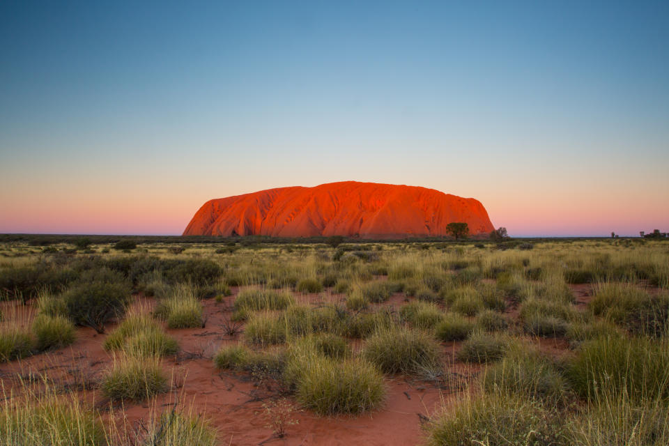 Uluru, Australia - 4 de julio de 2015: Uluru al atardecer