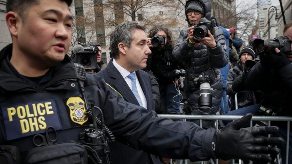 Michael Cohen afuera de un tribunal