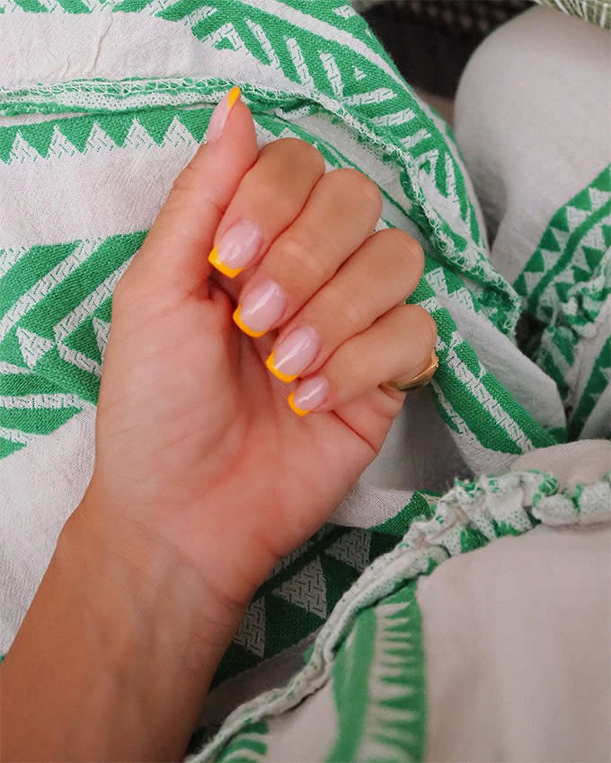 María Fernández-Rubíes con manicura francesa naranja