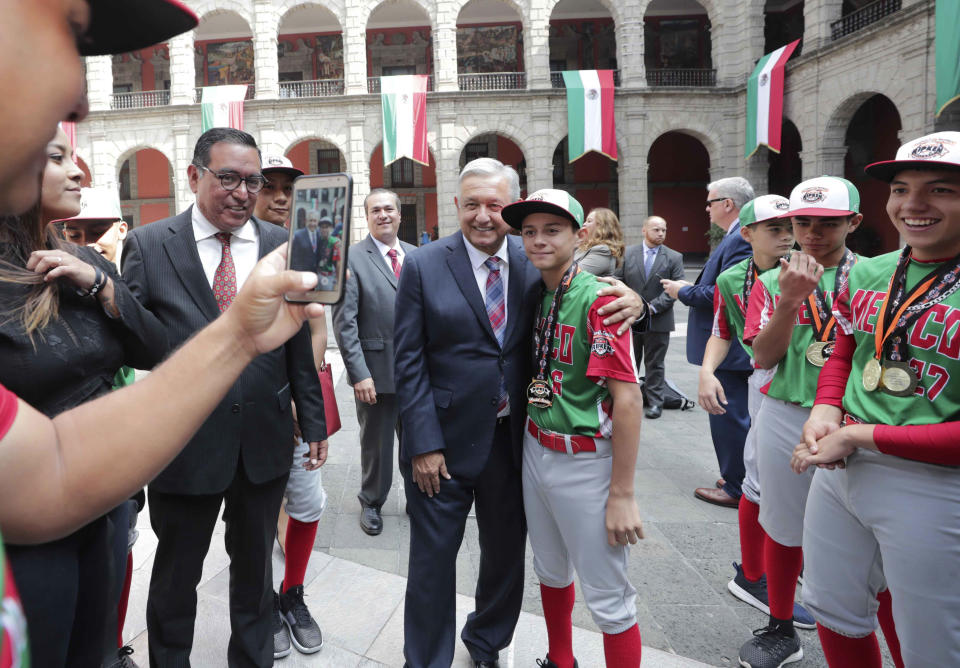 El Jefe de Ejecutivo Andrés Manuel López Obrador se reunió con la Selección Mexicana campeona de la serie mundial Cal Ripken Jr, en Palacio Nacional. / Foto: Cuartoscuro