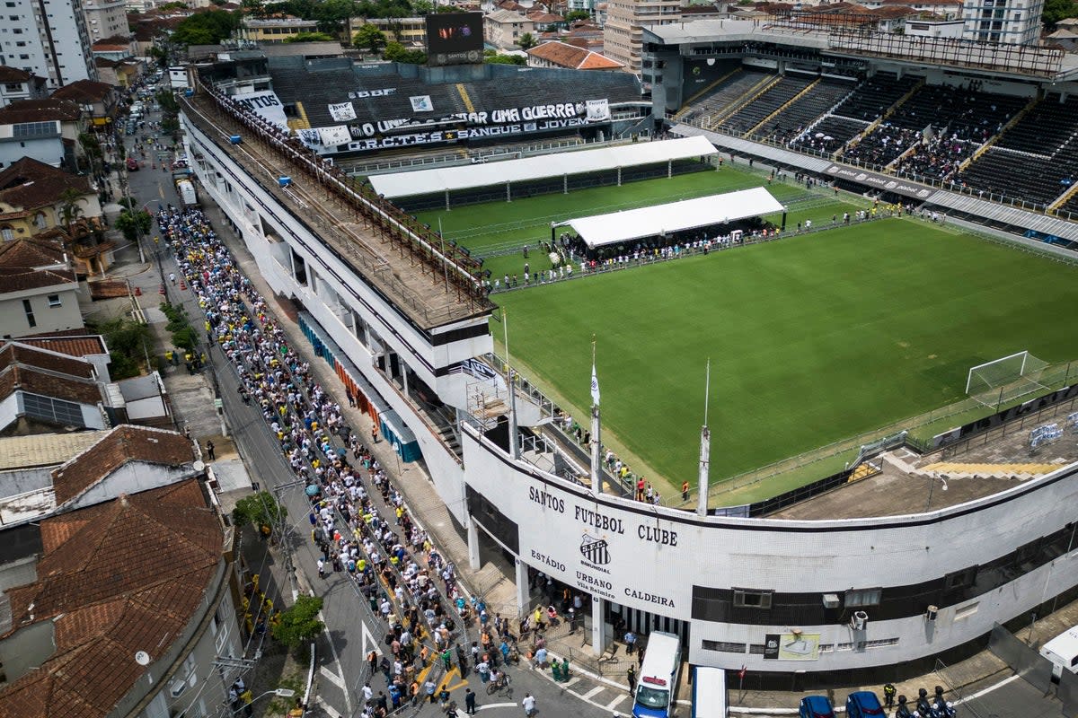 Thousands of fans waited in line to pay their respects to Pele on Monday (Matias Delacroix/AP) (AP)