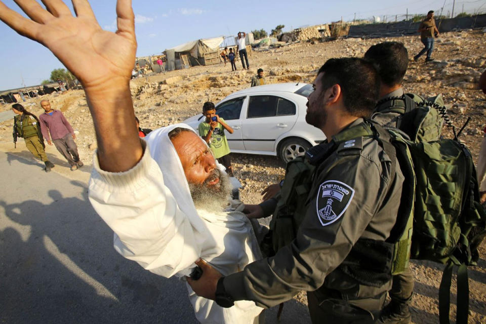 Der Palästinenser Sulaiman Hathaleen (l.) gerät in eine Auseinandersetzung mit der israelischen Grenzpolizei, nachdem israelische Truppen seine Baracke im Dorf Um Alkhai, südlich von Hebron im Westjordanland, zerstört hatten. Laut israelischer Armee haben die Palästinenser nicht die nötige Genehmigung, um in diesem Bereich des Westjordanlands zu bauen. (Bild: ABED AL HASHLAMOUN/EPA)