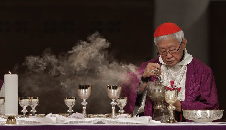 El cardenal Joseph Zen, un oponente vocal de los intentos de acercamiento entre Pekín y el Vaticano, preside una misa de vigilia por el obispo Michael Yeung en Hong Kong, el jueves 10 de enero de 2019. 