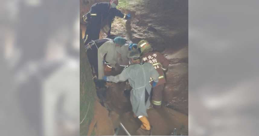 3名工人從事地下涵管作業時，意外被掉落的巨石砸中，其中1人喪失生命跡象。（圖／翻攝畫面）