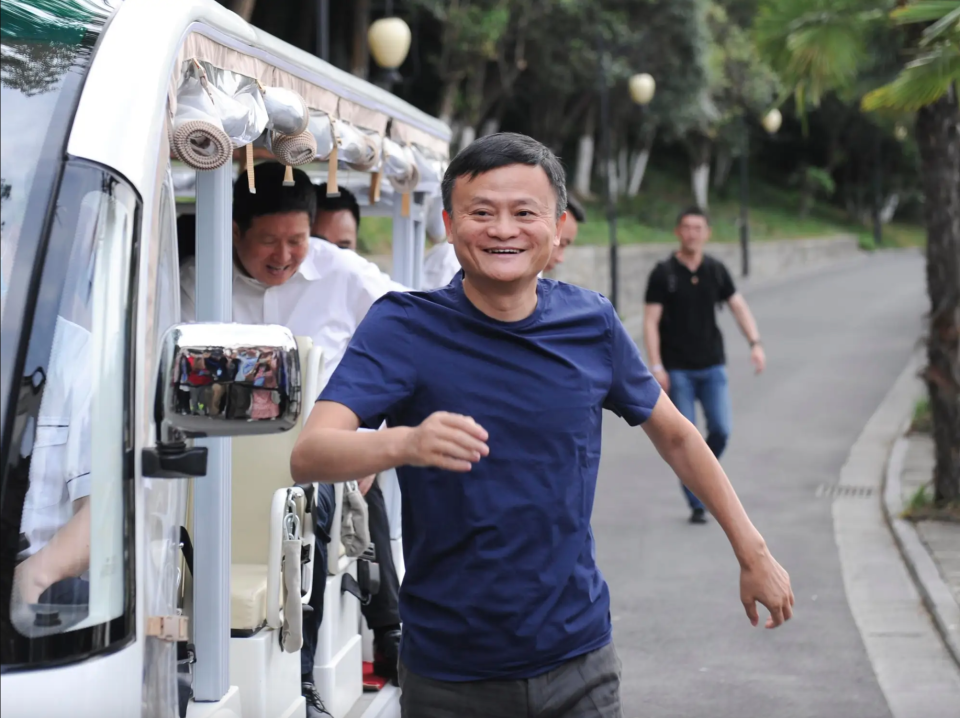Jack Ma begann als Lehrer und gründete dann das Unternehmen Alibaba. Doch drei Jahre, nachdem Peking gegen seine Technologieunternehmen vorgegangen war, wandte sich Ma der Landwirtschaft zu. - Copyright: Zhang Yazi/China News Service/Getty Images