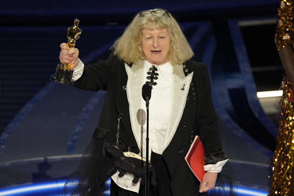 Jenny Beavan recibe el Oscar al mejor diseño de vestuario, por "Cruella", el domingo 27 de marzo de 2022 en el Teatro Dolby en Los Ángeles. (Foto AP/Chris Pizzello)